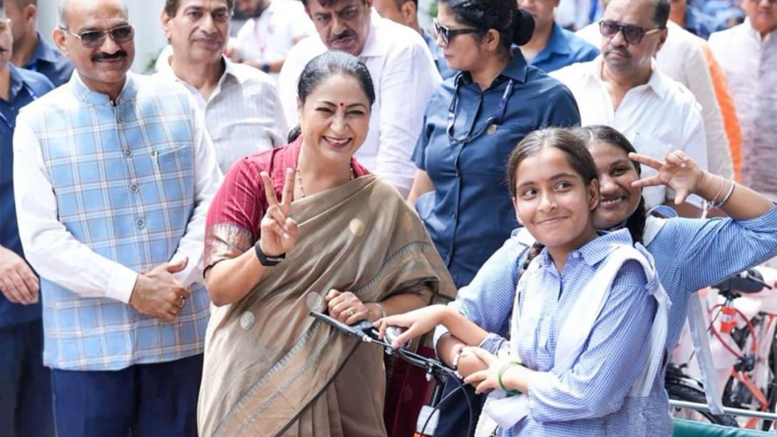 विधानसभा मॉनसून सत्र के दौरान सीएम रेखा गुप्ता की बेटियों को बड़ी सौगात, इस साल 1.40 लाख छात्राओं को मिलेगी साइकिल
