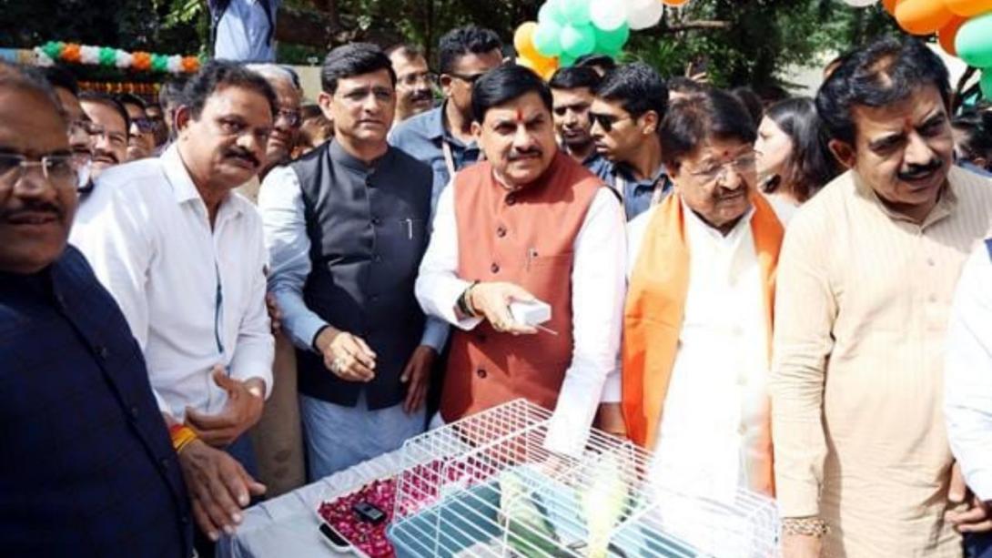 MP में खुला देश का पहला वर्चुअल चिड़ियाघर, CM मोहन यादव ने बच्चों संग देखी 14-डी फिल्म