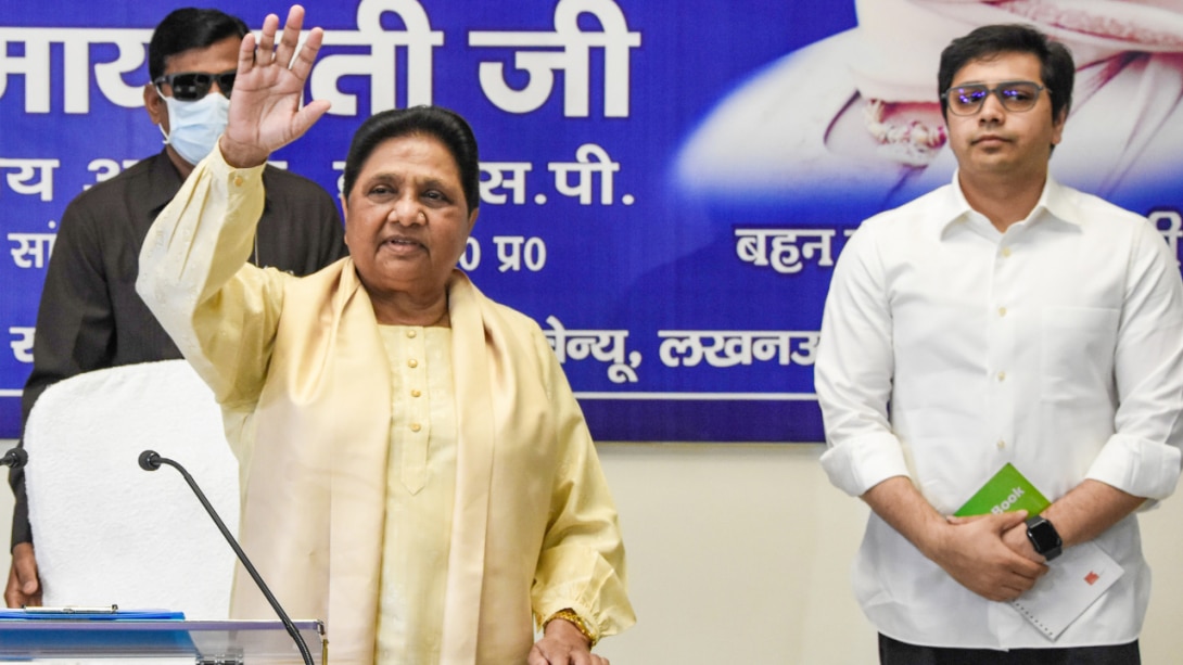 यूपी चुनाव से पहले BSP में बड़ा भूचाल! मायावती ने भतीजे आकाश आनंद को पार्टी से किया बाहर